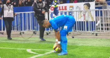 孔蒂：我们过于顾虑且畏首畏尾，这一点必须下大力气改进（孔蒂：我们顾忌太多、缩手缩脚，必须强力纠正）