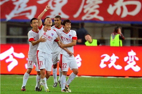 山东100-93青岛4利好！高诗岩游刃有余，谢智杰蜕变，陈林坚好使（山东100-93击败青岛，四大亮点：高诗岩从容掌控，谢智杰完成蜕变，陈林坚表现给力）