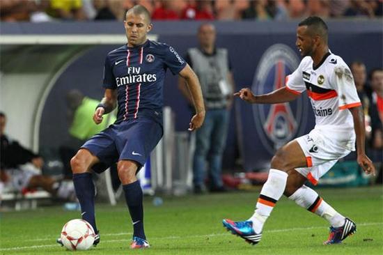 数十位工人集结诺坎普外，抗议建筑公司驱逐行政不合规员工（数十名工人诺坎普外集会，抗议建筑公司清退行政手续不合规人员）