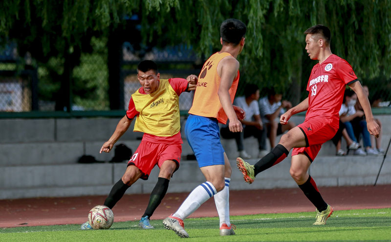 阿斯：巴萨本赛季球场外事务增多，弗里克比上赛季更加情绪化（阿斯：巴萨本季场外事务激增，弗里克较上季情绪起伏更大）