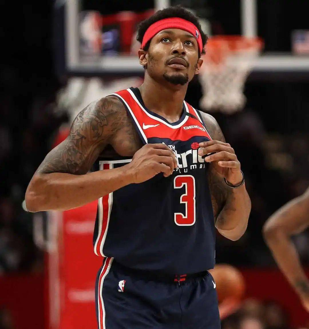 记者：汶马探赛后与海港助教约翰交换队服，两人曾在横滨合作（记者：赛后汶马探与海港助教约翰互换球衣，二人曾在横滨共事）