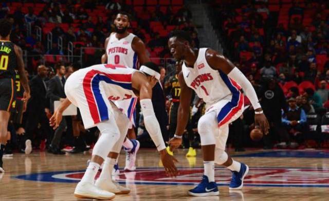 爵士逆转功臣！乐福15中8得到20分8篮板（乐福15投8中砍20分8篮板，助爵士完成逆转）