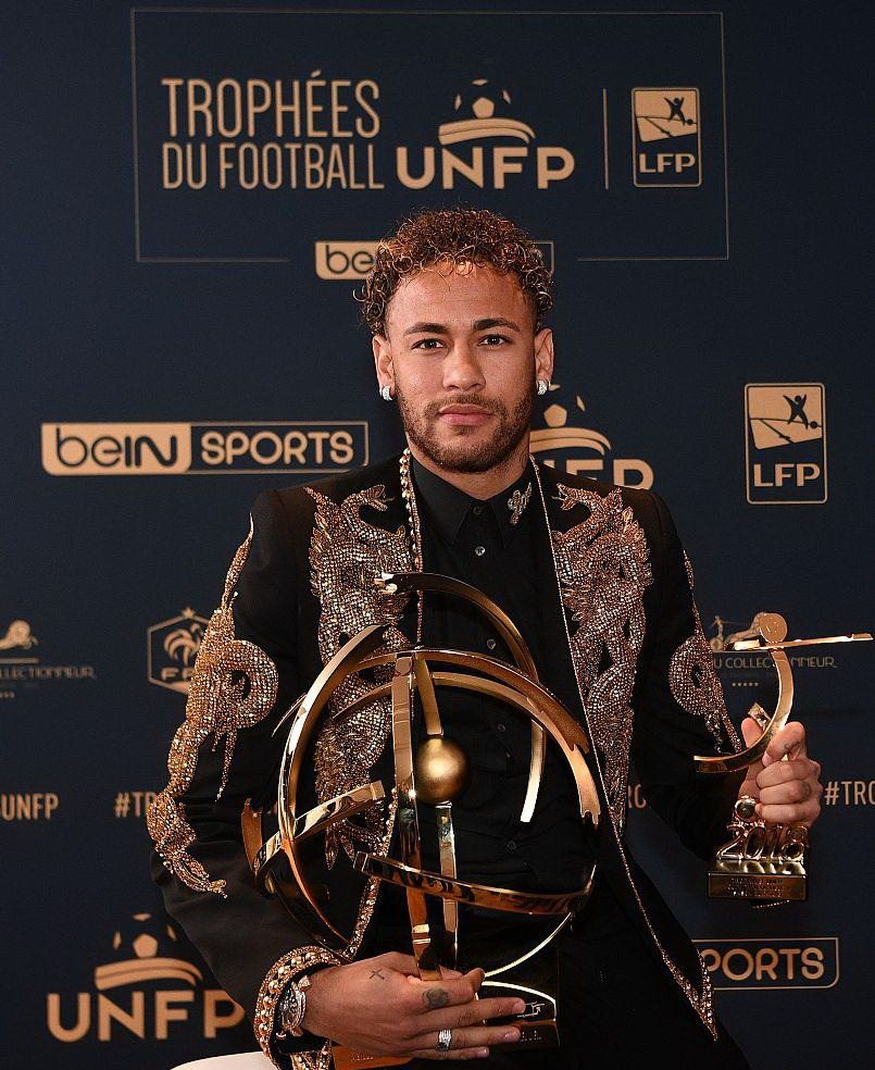 半场：米兰1-2都灵，拉比奥世界波，托莫里送点，莱奥伤退（半场战报：米兰1-2落后都灵，拉比奥轰出世界波，托莫里送点，莱奥伤退）